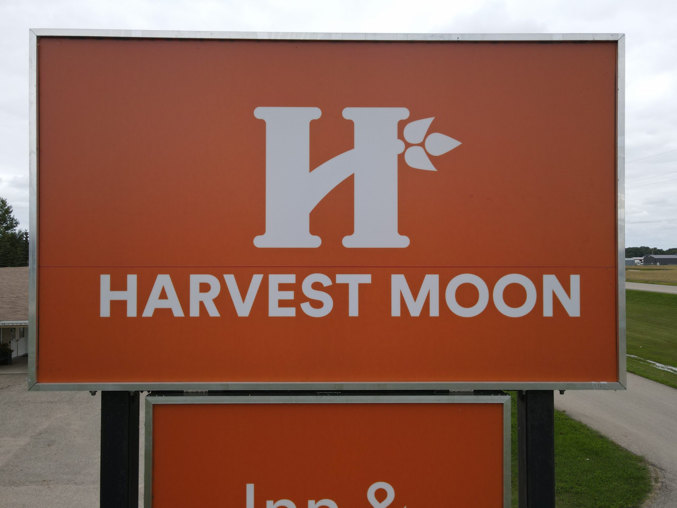 Rates Harvest Moon Inn Suites   Close Up Sign Scaled 